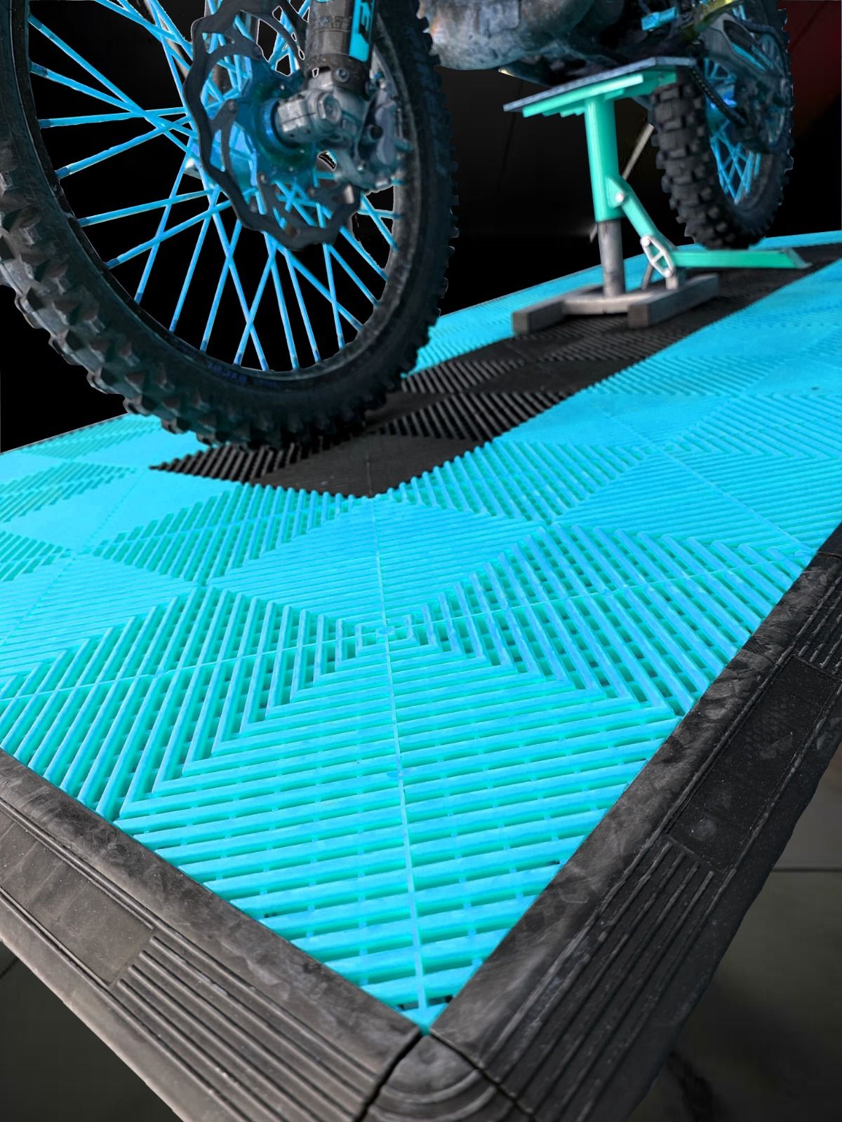 POSTAZIONE MOTO PAVIMENTAZIONE E LED NIDO D'APE AZZURRO GHIACCIO - immagine 3