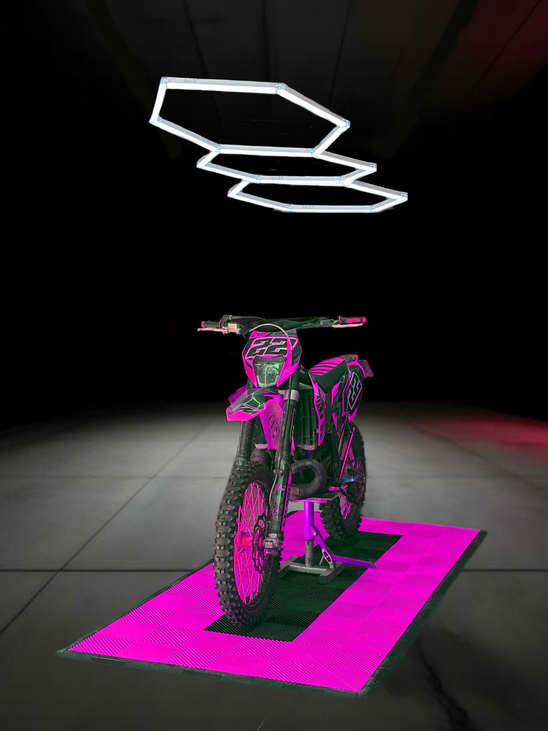 POSTAZIONE MOTO PAVIMENTAZIONE E LED NIDO D'APE FUCSIA
