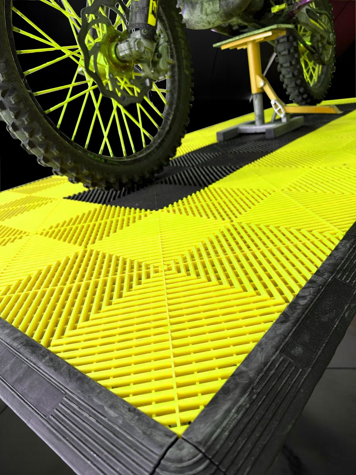 KIT POSTAZIONE MOTO PAVIMENTAZIONE E LED NIDO D'APE GIALLO - immagine 3