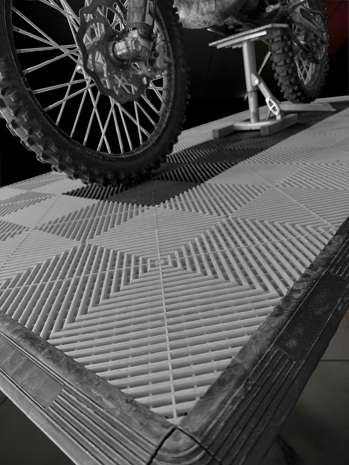 POSTAZIONE MOTO PAVIMENTAZIONE E LED NIDO D'APE GRIGIO - immagine 3